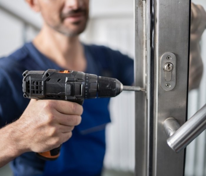 locksmith changing lock in commercial property orillia