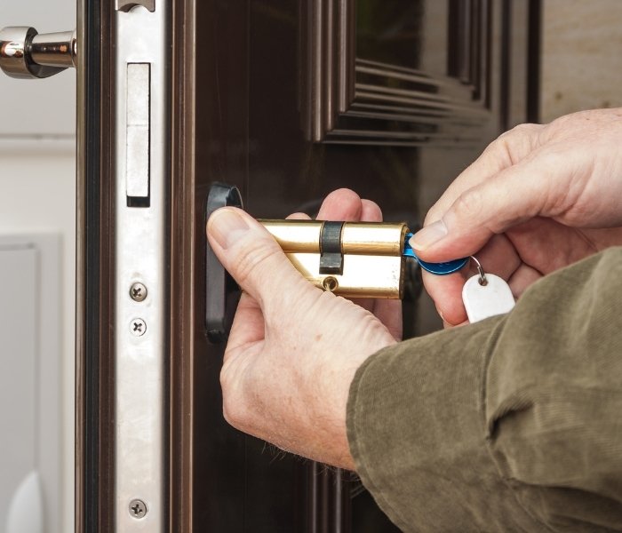 locksmith fixing lock mississauga