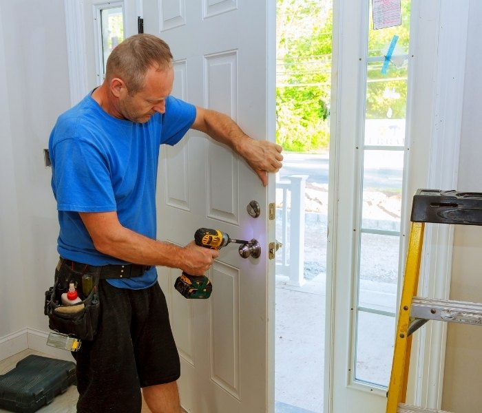 locksmith installing lock in mississauga