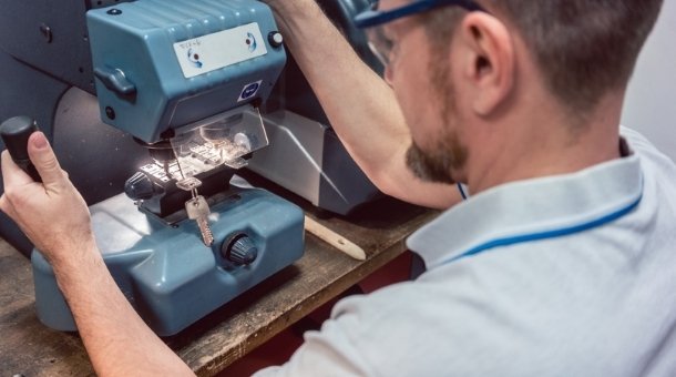 locksmith mississauga technician making key